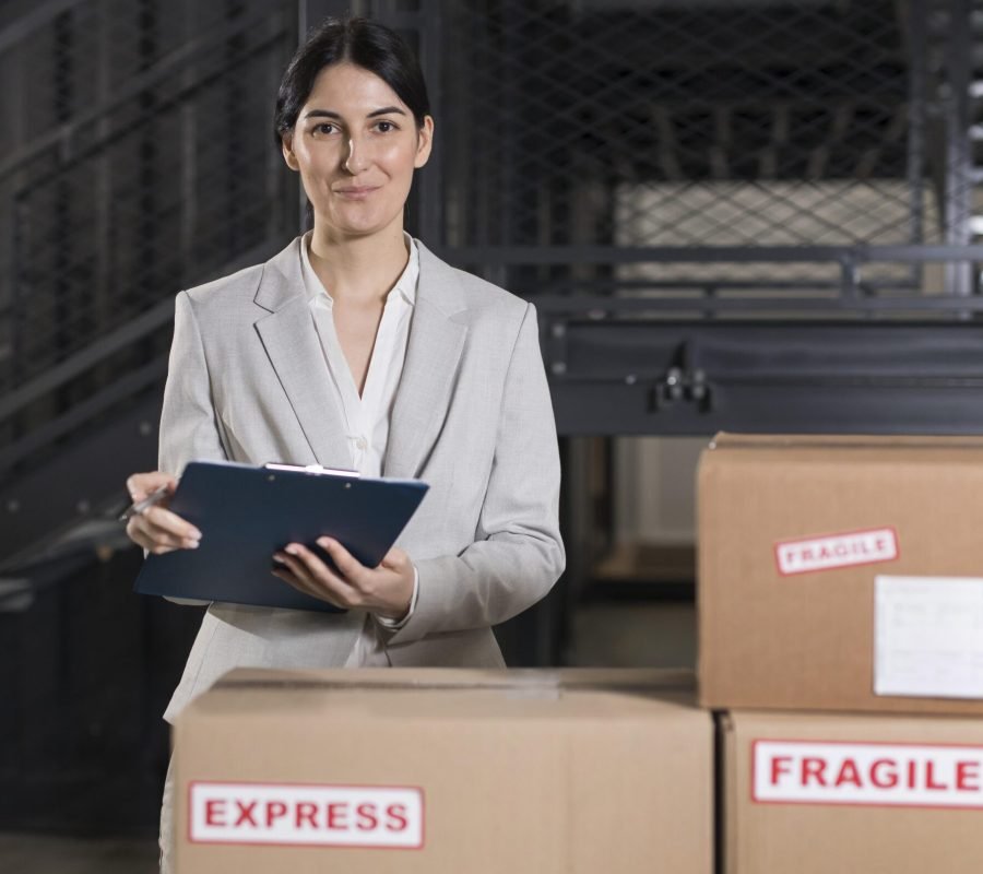 coup-moyen-femme-tenant-le-presse-papiers